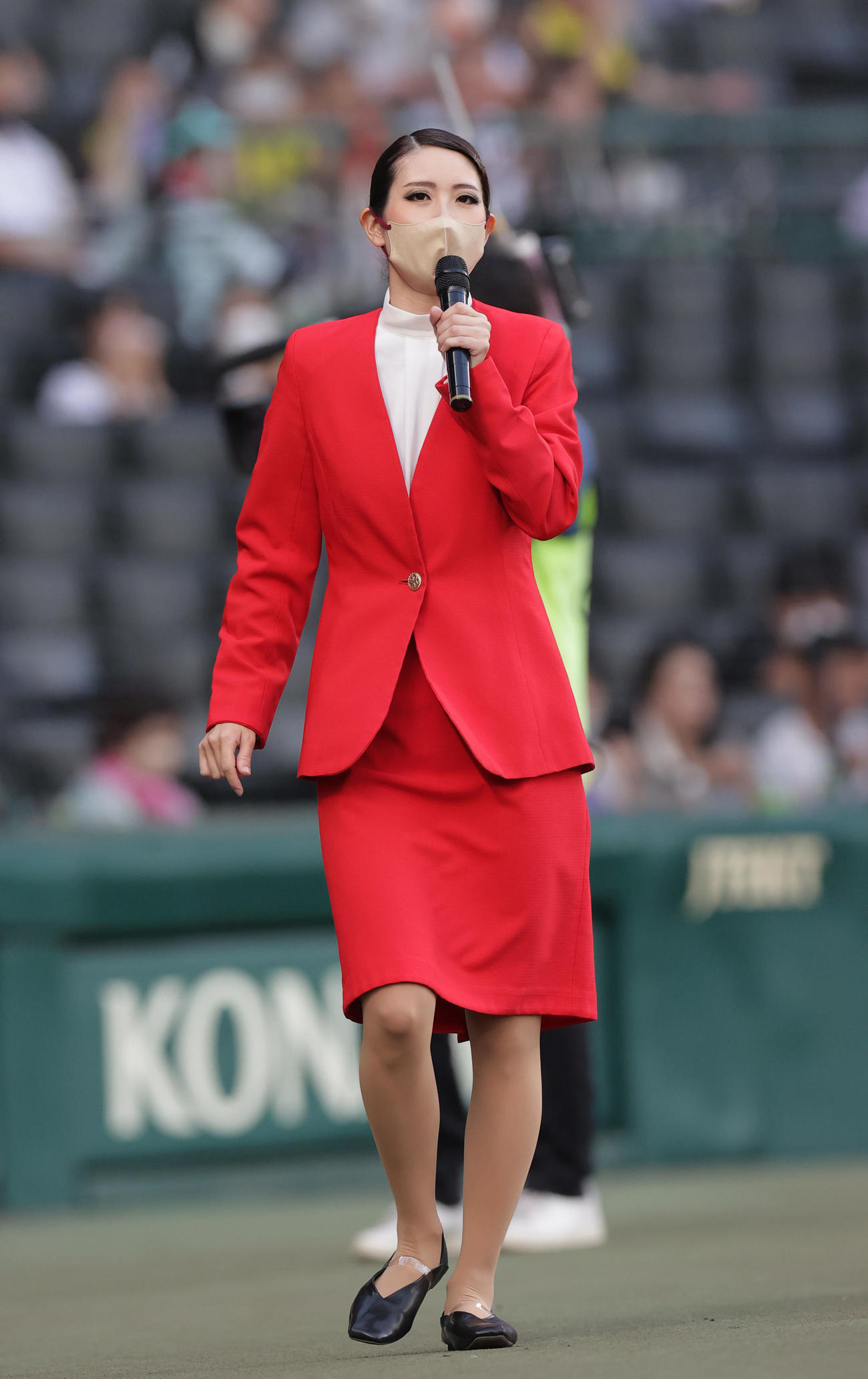 阪神対広島　ユニバーサル・スタジオ・ジャパン「ハロウィーン・ホラー・ナイト」ファーストピッチセレモニーに登場し球場を盛り上げる綾小路麗華（撮影・前田充）