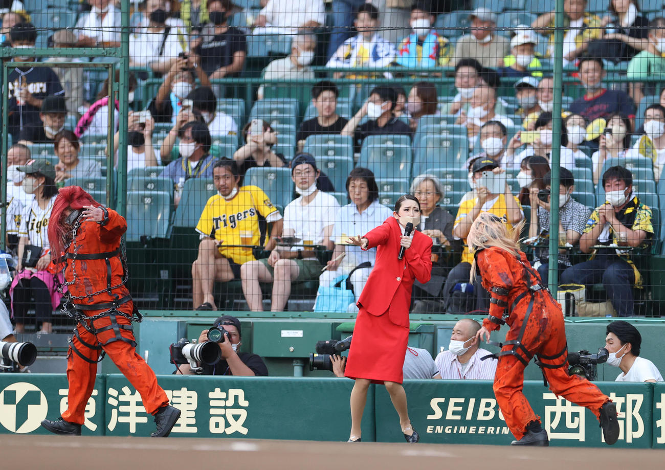 阪神対巨人　ファーストピッチセレモニーに登場し、ホラーイベントのPRをするUSJの綾小路麗華（撮影・狩俣裕三）