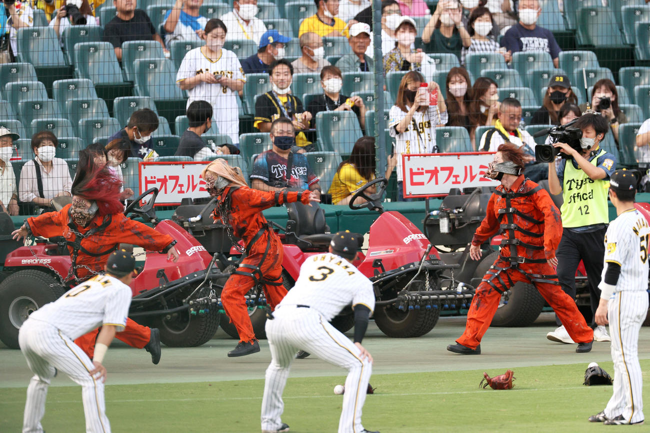阪神対巨人　ユニバーサル・スタジオ・ジャパン「ハロウィーン・ホラー・ナイト」ファーストピッチセレモニーでゾンビが球場に現れる（撮影・上山淳一）
