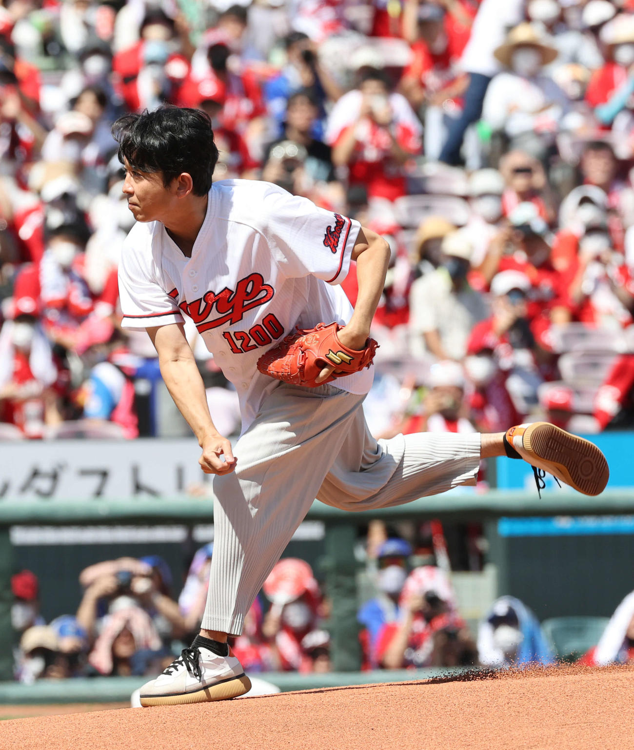 広島対DeNA　始球式で投げる有吉弘行（撮影・加藤孝規）
