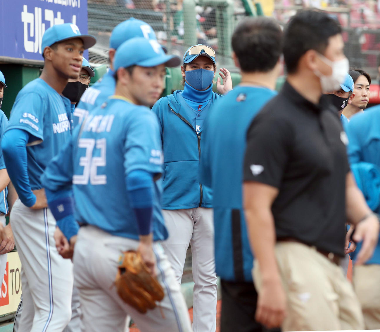 楽天対日本ハム　試合終了後、勝利の円陣で笑顔を見せる新庄監督（中央後方）。左手前は万波と谷内（撮影・佐藤翔太）