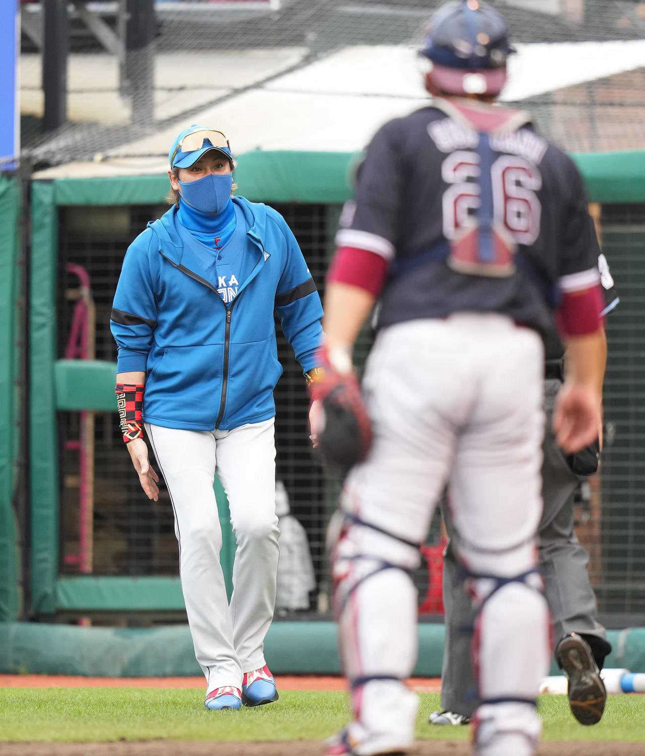 楽天対日本ハム　4回表日本ハム2死、万波が打席に向かう前、球審に声をかける新庄監督（撮影・鈴木みどり）