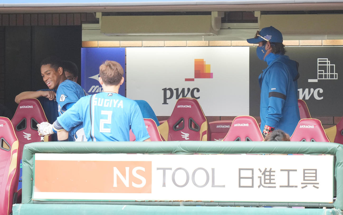 楽天対日本ハム　4回表日本ハム2死、打席に向かう万波（左）を見つめる新庄監督（右）（撮影・鈴木みどり）