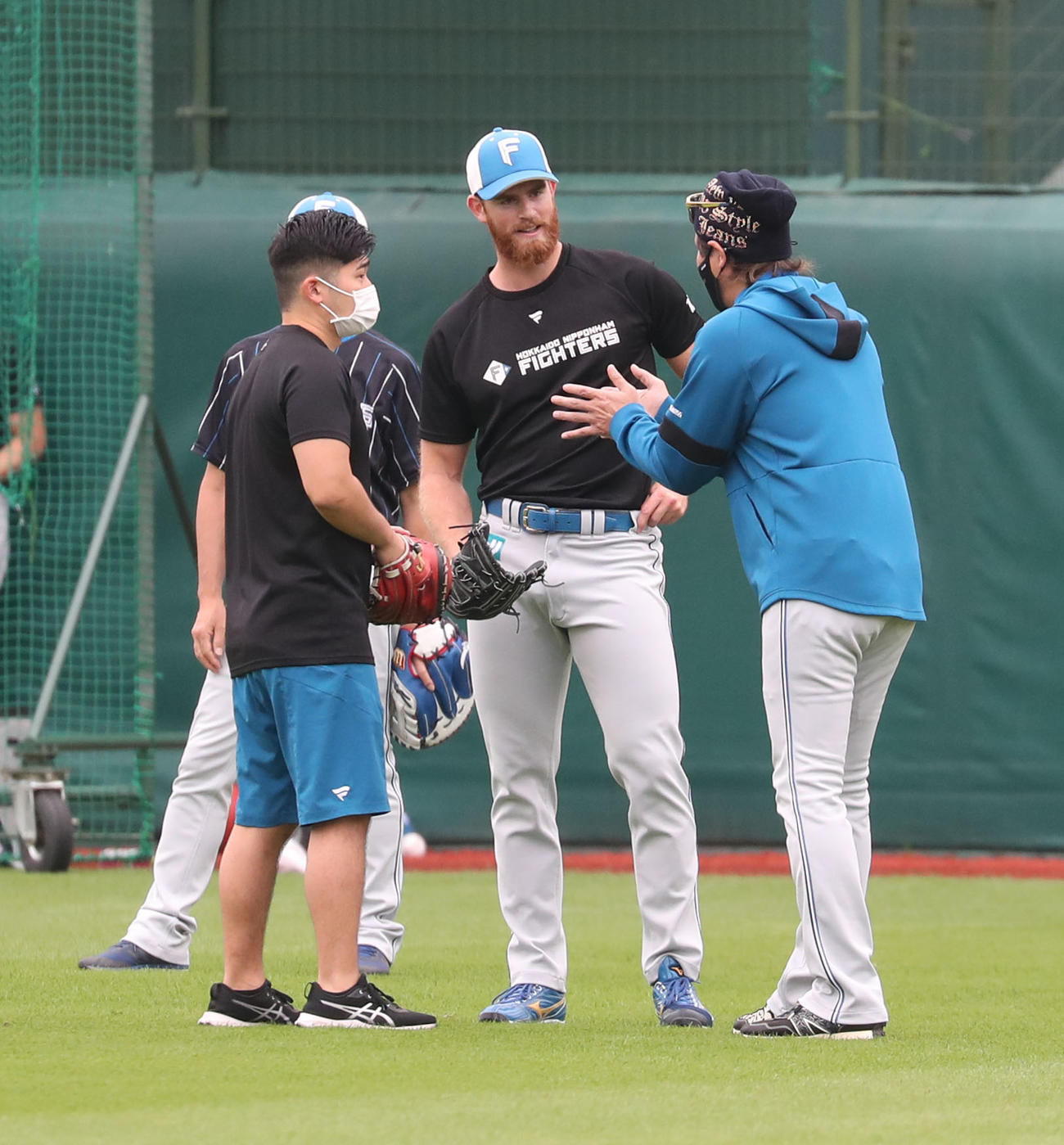 楽天対日本ハム　試合前、会話するメネズ（中央後方）と新庄監督（撮影・佐藤翔太）