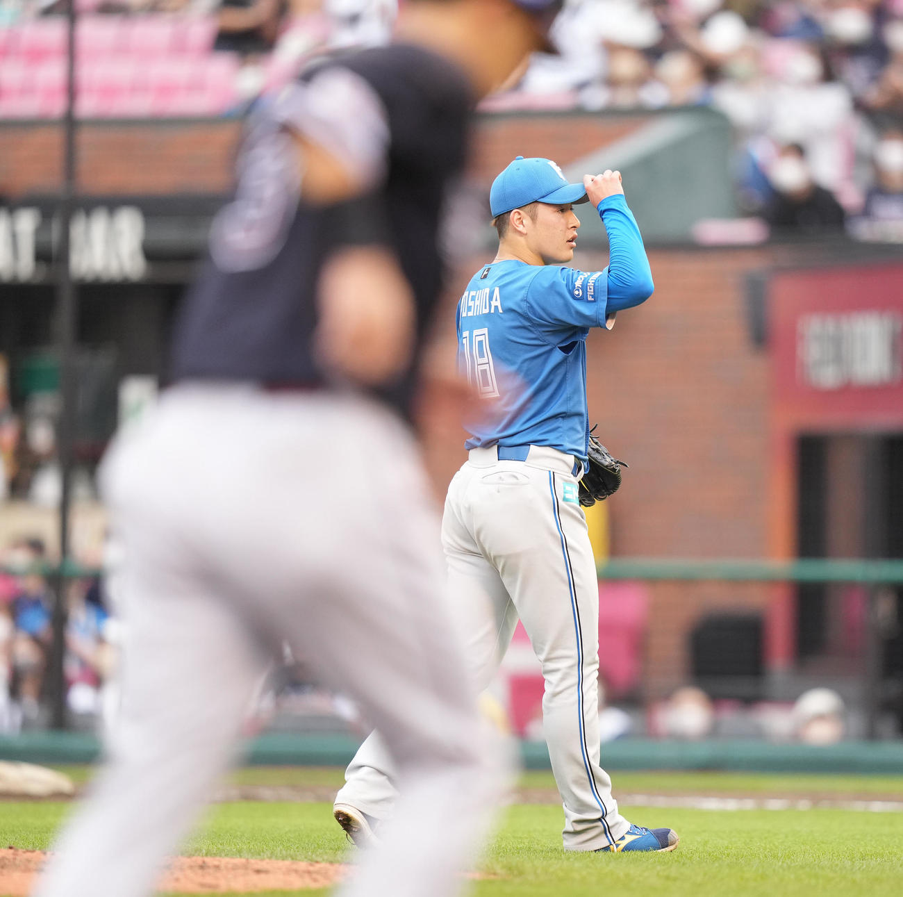 楽天対日本ハム　9回裏楽天2死満塁、マルモレホスに押し出し四球を与え失点する吉田（撮影・鈴木みどり）