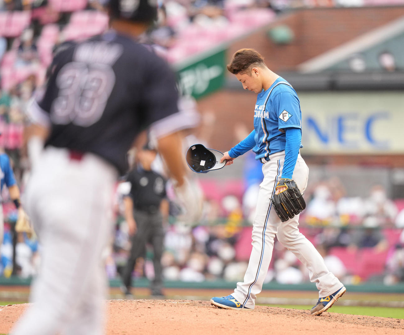 楽天対日本ハム　9回裏楽天2死満塁、代打小郷に2者連続の押し出し四球を与え、うつむく吉田（撮影・鈴木みどり）