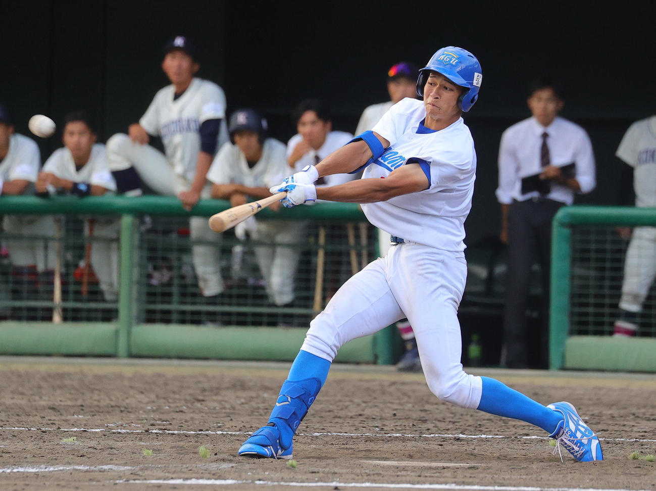 青学大対国学院大　タイブレークの10回表青学大1死二、三塁、中越え2点適時三塁打を放つ中島（撮影・野上伸悟）