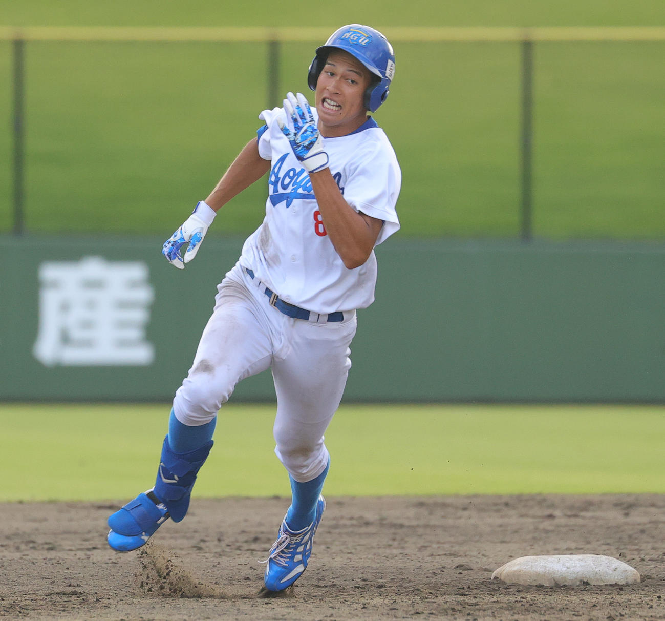 青学大対国学院大　タイブレークの10回表青学大1死二、三塁、中越え2点適時三塁打を放つ中島（撮影・野上伸悟）