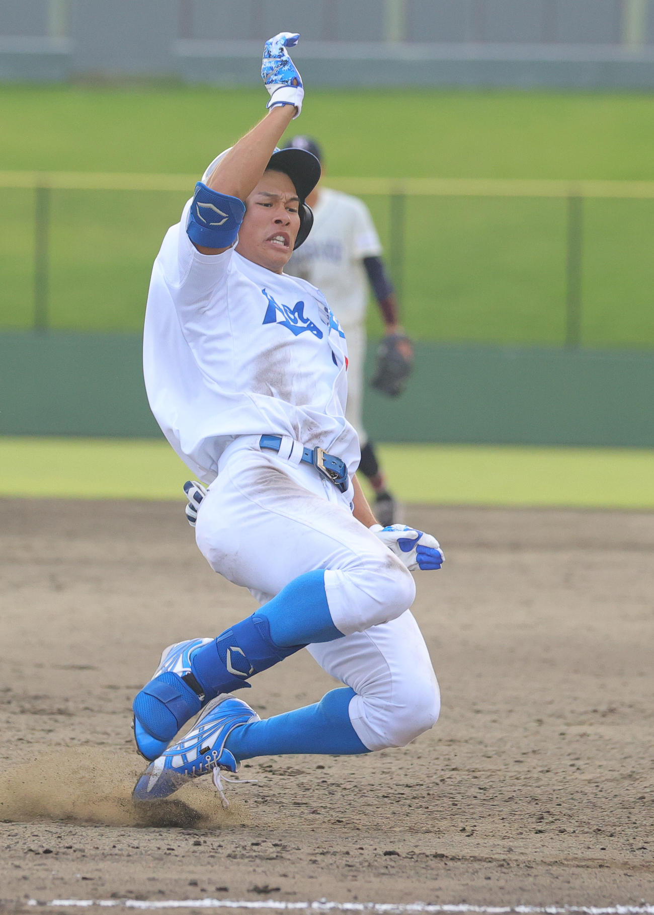 青学大対国学院大　タイブレークの10回表青学大1死二、三塁、中越え2点適時三塁打を放ち滑り込む中島（撮影・野上伸悟）