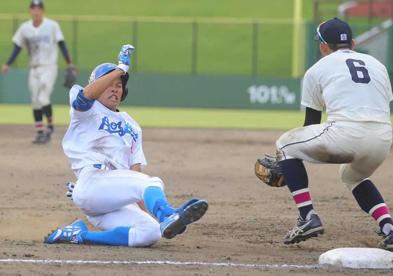 青学大対国学院大　タイブレークの10回表青学大1死二、三塁、中越え2点適時三塁打を放ち滑り込む中島（撮影・野上伸悟）