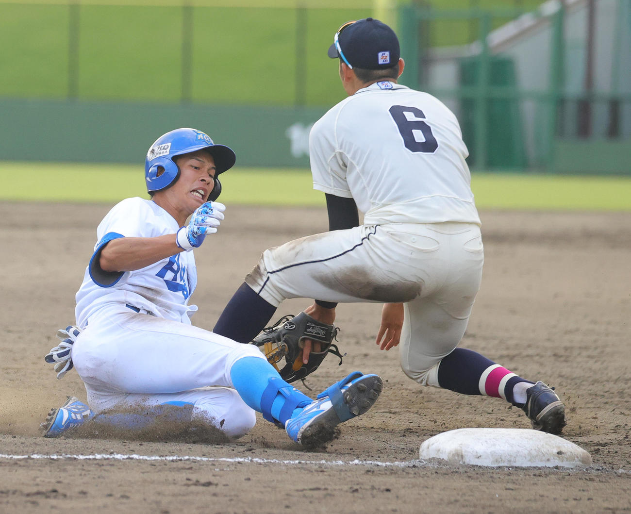 青学大対国学院大　タイブレークの10回表青学大1死二、三塁、中越え2点適時三塁打を放ち滑り込む中島（撮影・野上伸悟）