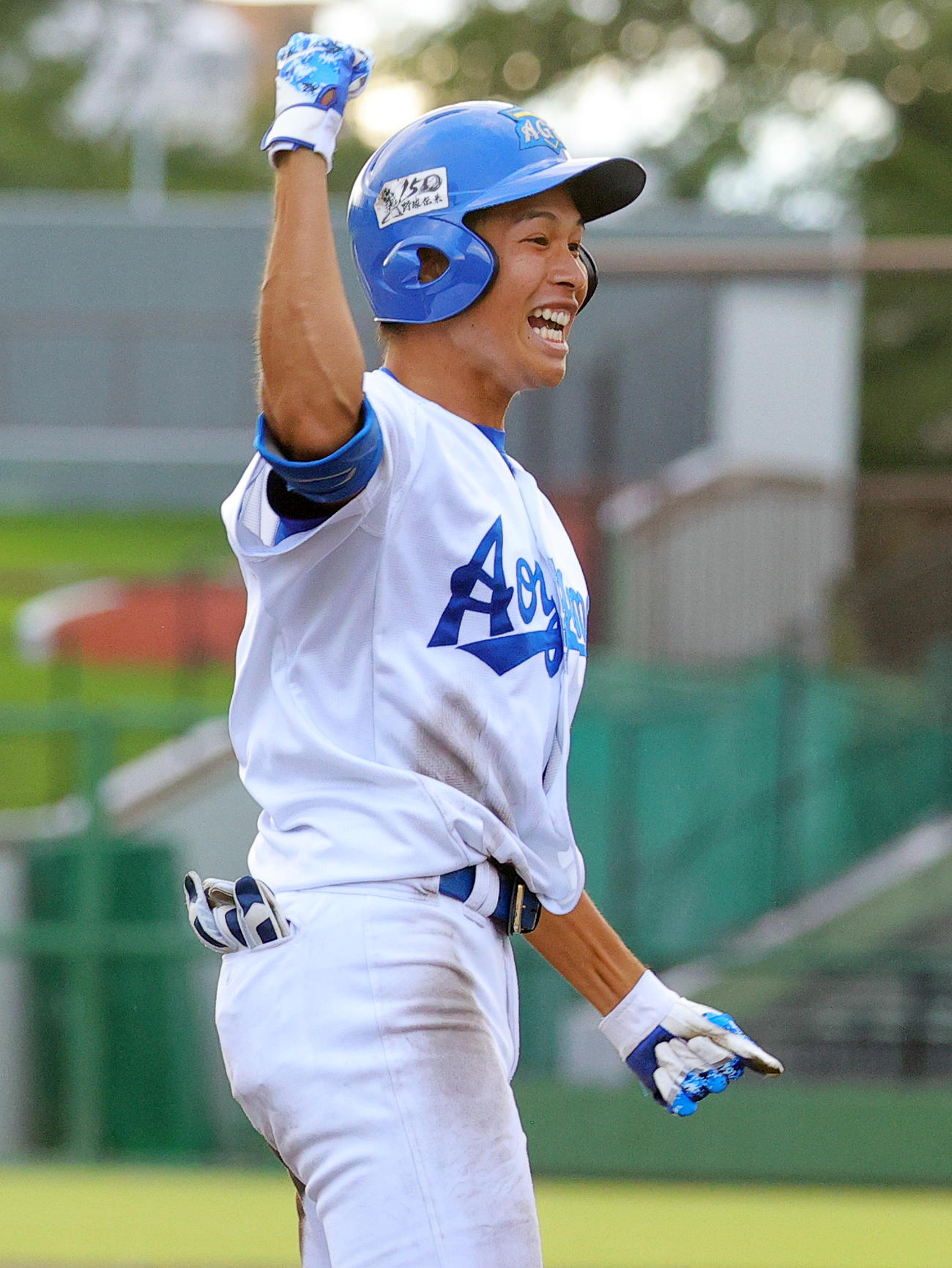 青学大対国学院大　タイブレークの10回表青学大1死二、三塁、中越え2点適時三塁打を放ち喜ぶ中島（撮影・野上伸悟）