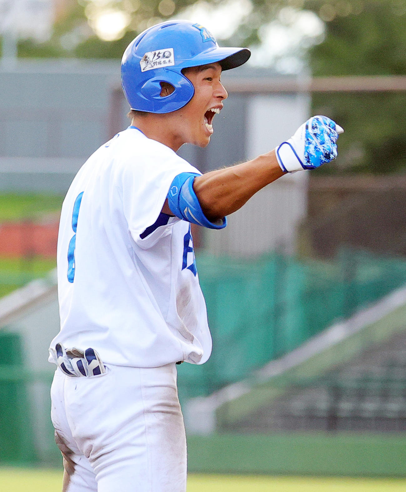 青学大対国学院大　タイブレークの10回表青学大1死二、三塁、中越え2点適時三塁打を放ち喜ぶ中島（撮影・野上伸悟）