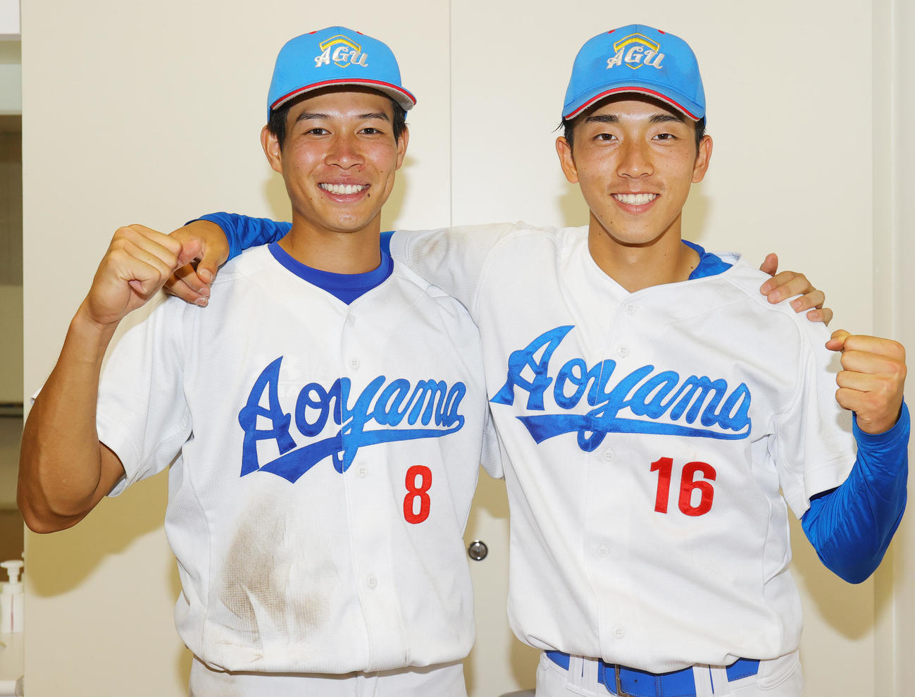 青学大対国学院大　1勝1敗のタイとし笑顔でガッツポーズの青学大・中島（左）と常広（撮影・野上伸悟）