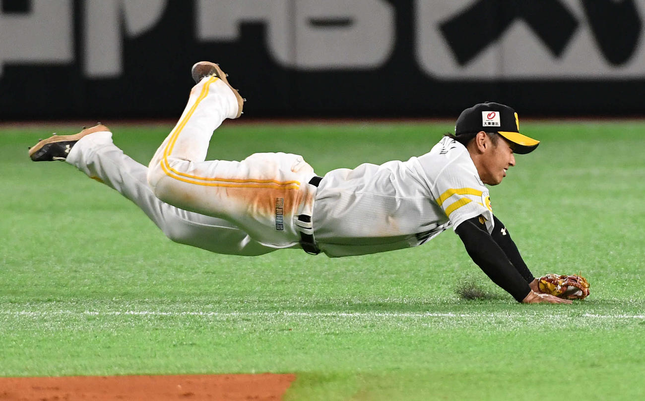 ソフトバンク対西武　7回表西武無死、呉のゴロを今宮が好捕するも、遊撃内野安打となる（撮影・岩下翔太）
