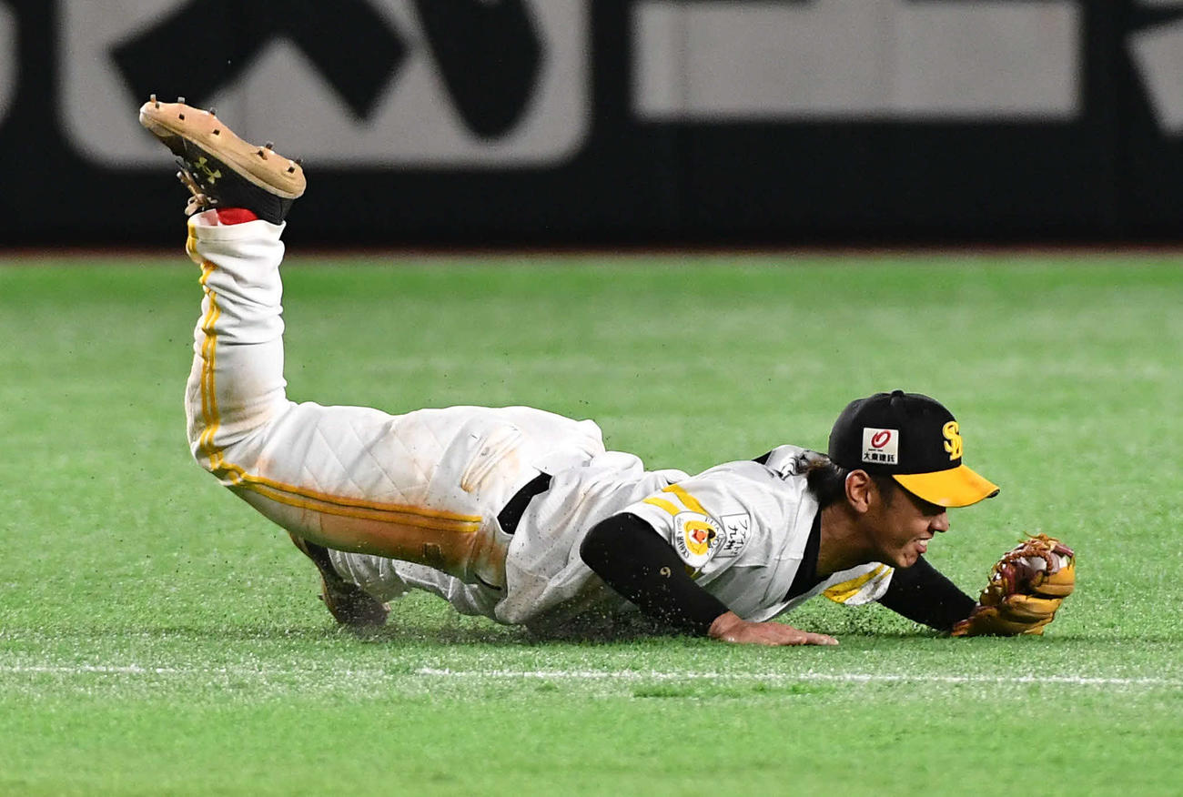 ソフトバンク対西武　7回表西武無死、呉のゴロを今宮が好捕するも、遊撃内野安打となる（撮影・岩下翔太）