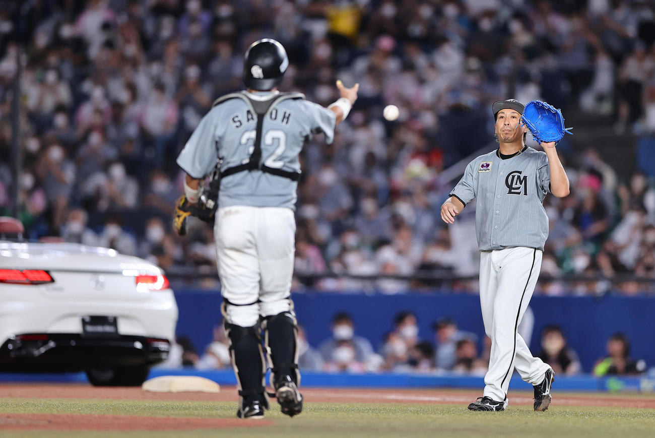 ロッテ対オリックス　7回表、ロッテ2番手でマウンドに向かう益田（右）（撮影・垰建太）