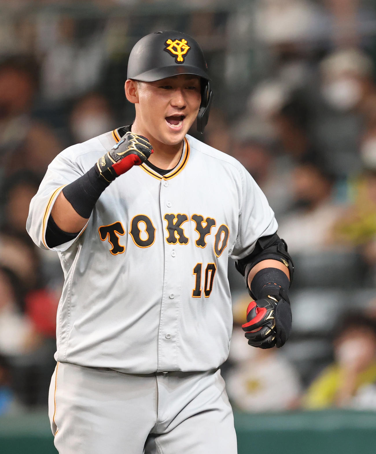 阪神対巨人　7回表巨人無死一塁、先制2点本塁打を放ち、ガッツポーズを決める中田（撮影・狩俣裕三）