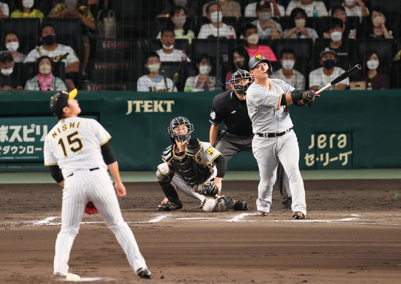 阪神対巨人　7回表巨人無死一塁、中田は先制の左越え2点本塁打を放つ（撮影・上山淳一）