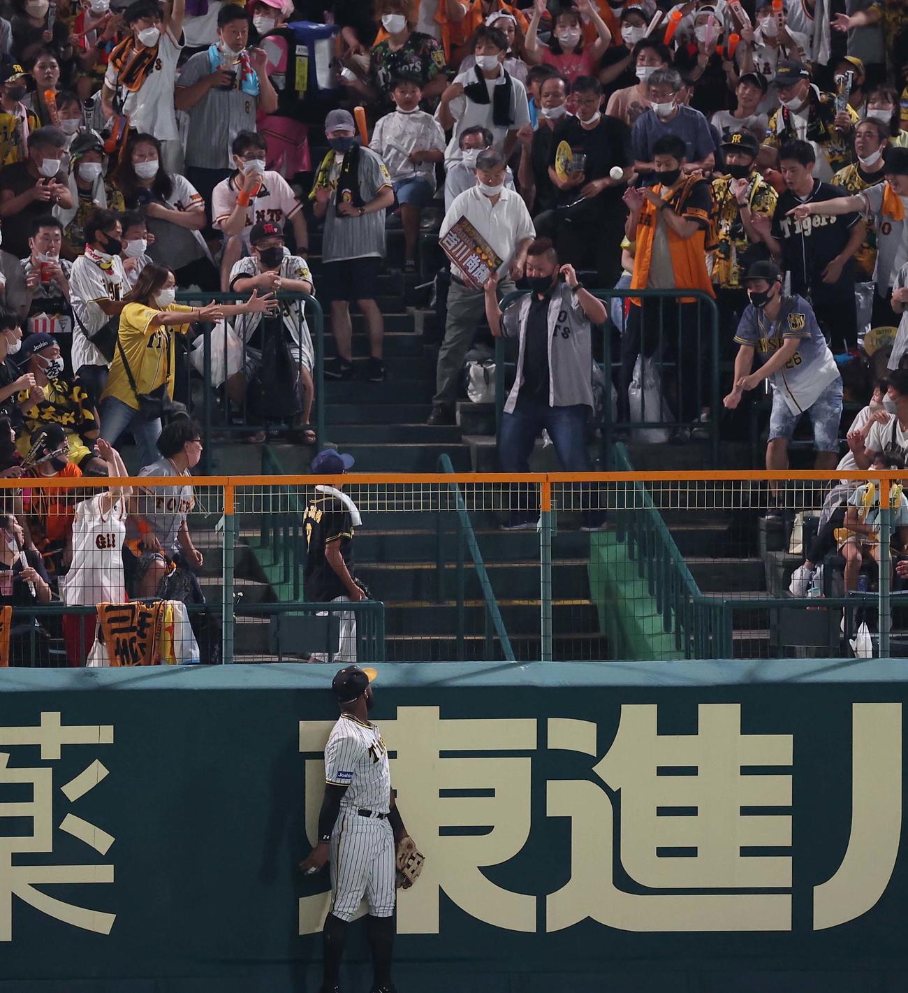 阪神対巨人　7回表巨人無死一塁、中田の本塁打の着弾点（撮影・上田博志）