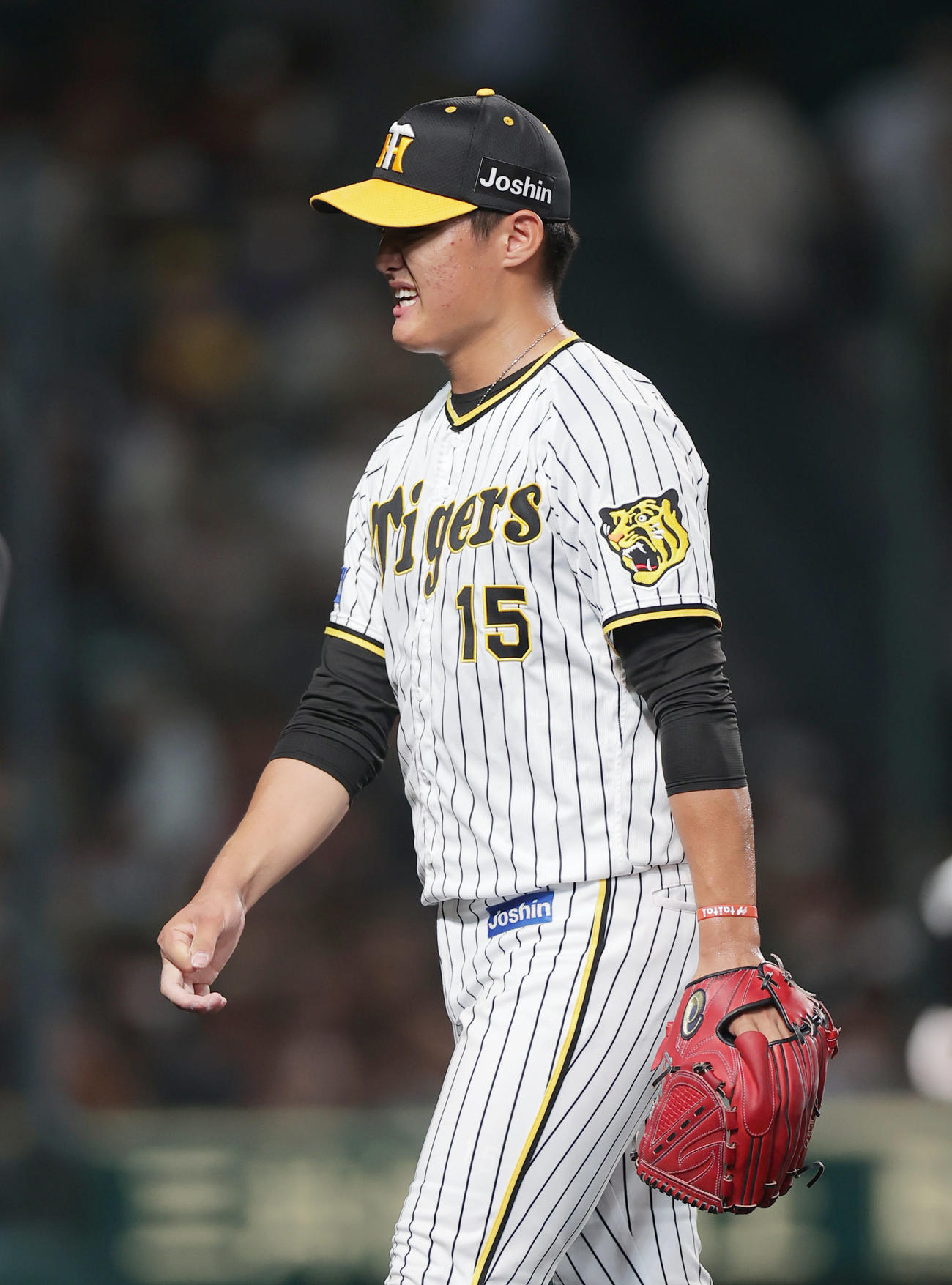 阪神対巨人　7回表を投げ終え、悔しそうにベンチへ戻る阪神西純（撮影・前田充）