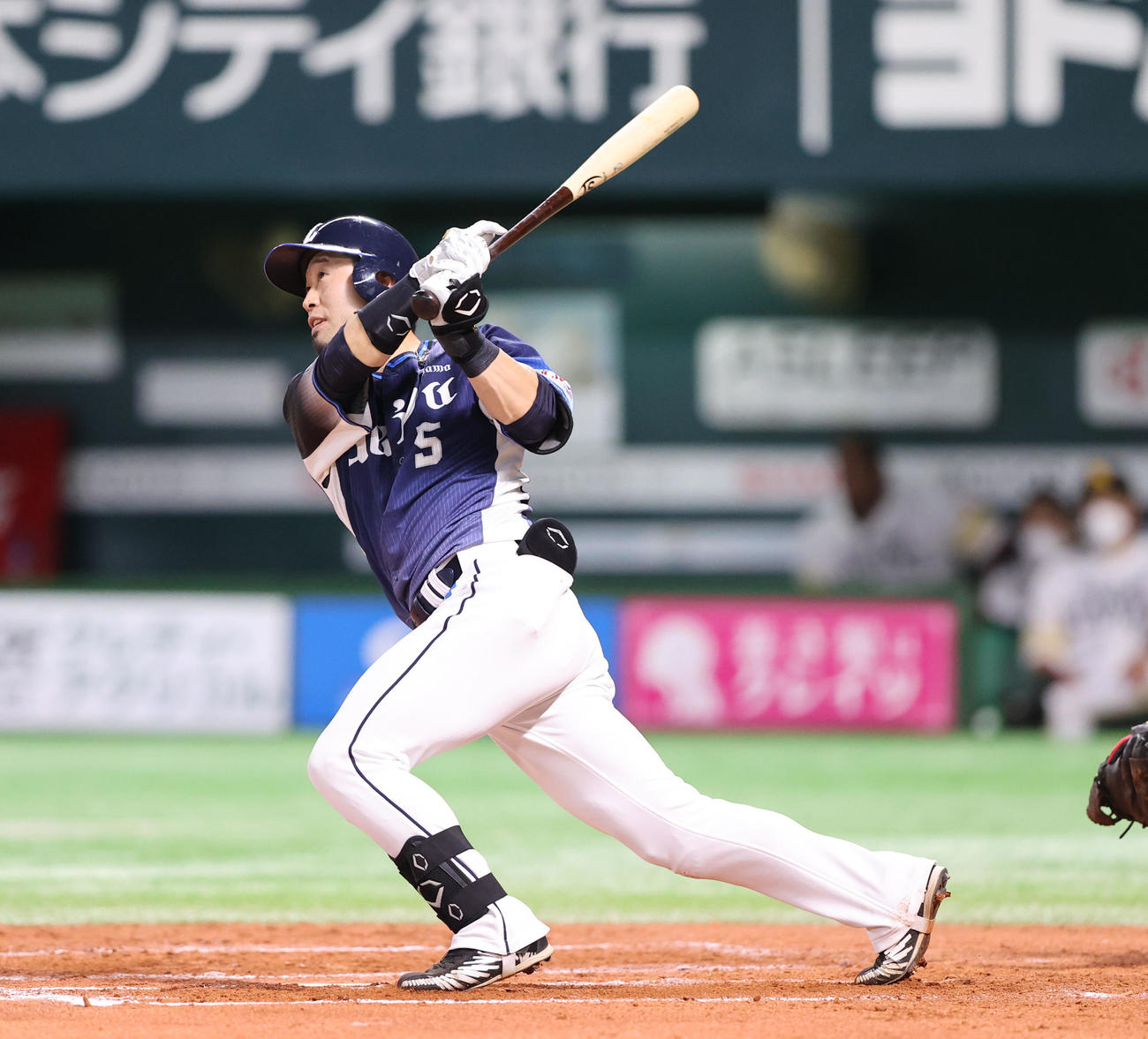 ソフトバンク対西武　7回表西武1死二塁、外崎は左越えに先制となる2点本塁打を放つ（撮影・梅根麻紀）
