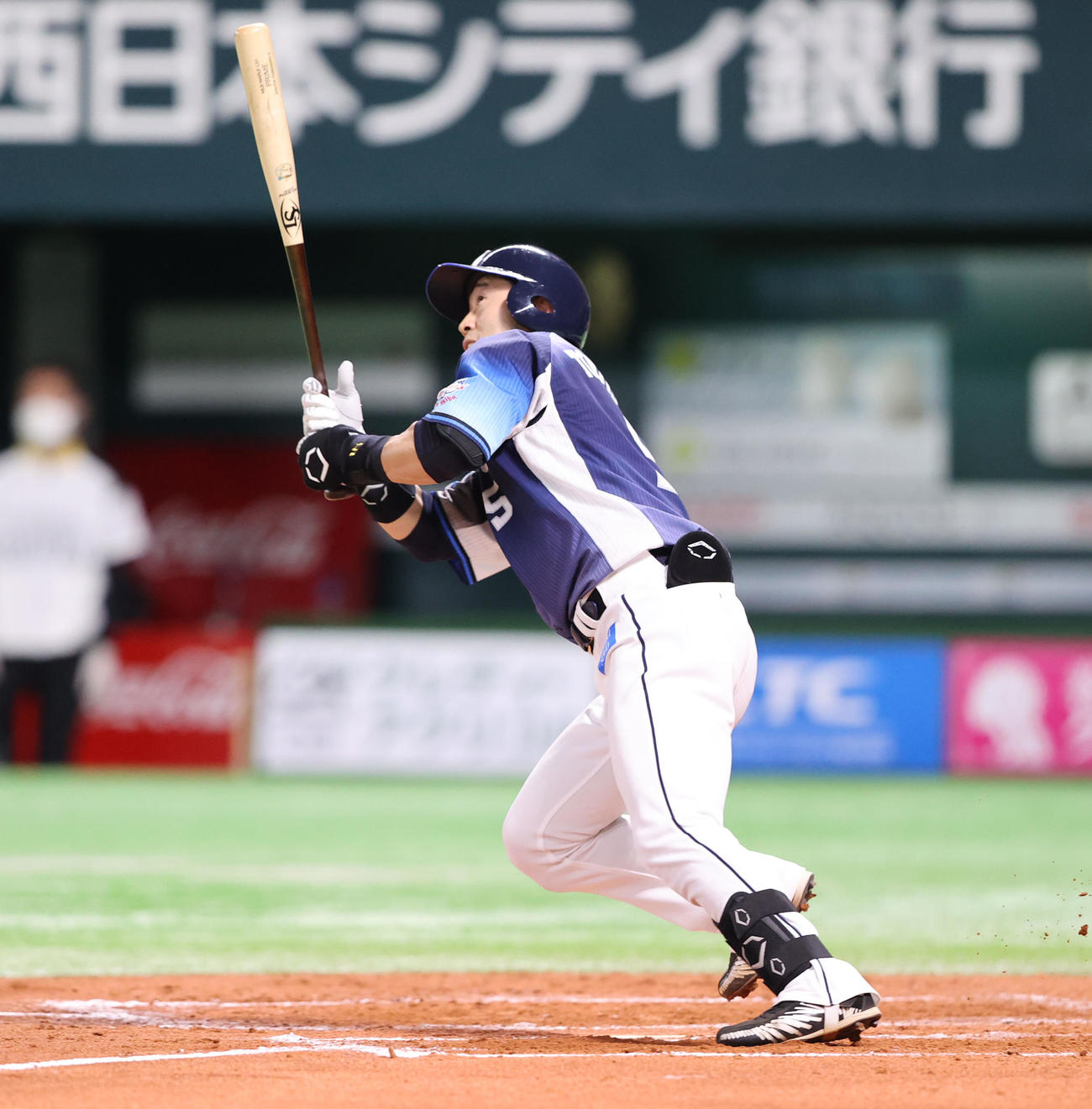 ソフトバンク対西武　7回表西武1死二塁、外崎修汰は左越えに先制となる2点本塁打を放つ（撮影・梅根麻紀）