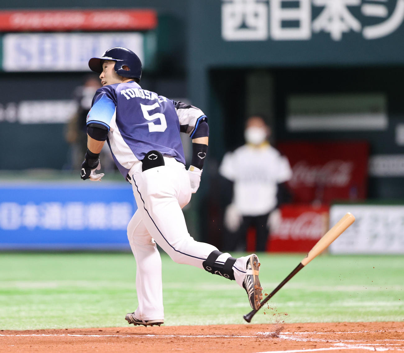 ソフトバンク対西武　7回表西武1死二塁、外崎修汰は左越えに先制となる2点本塁打を放つ（撮影・梅根麻紀）