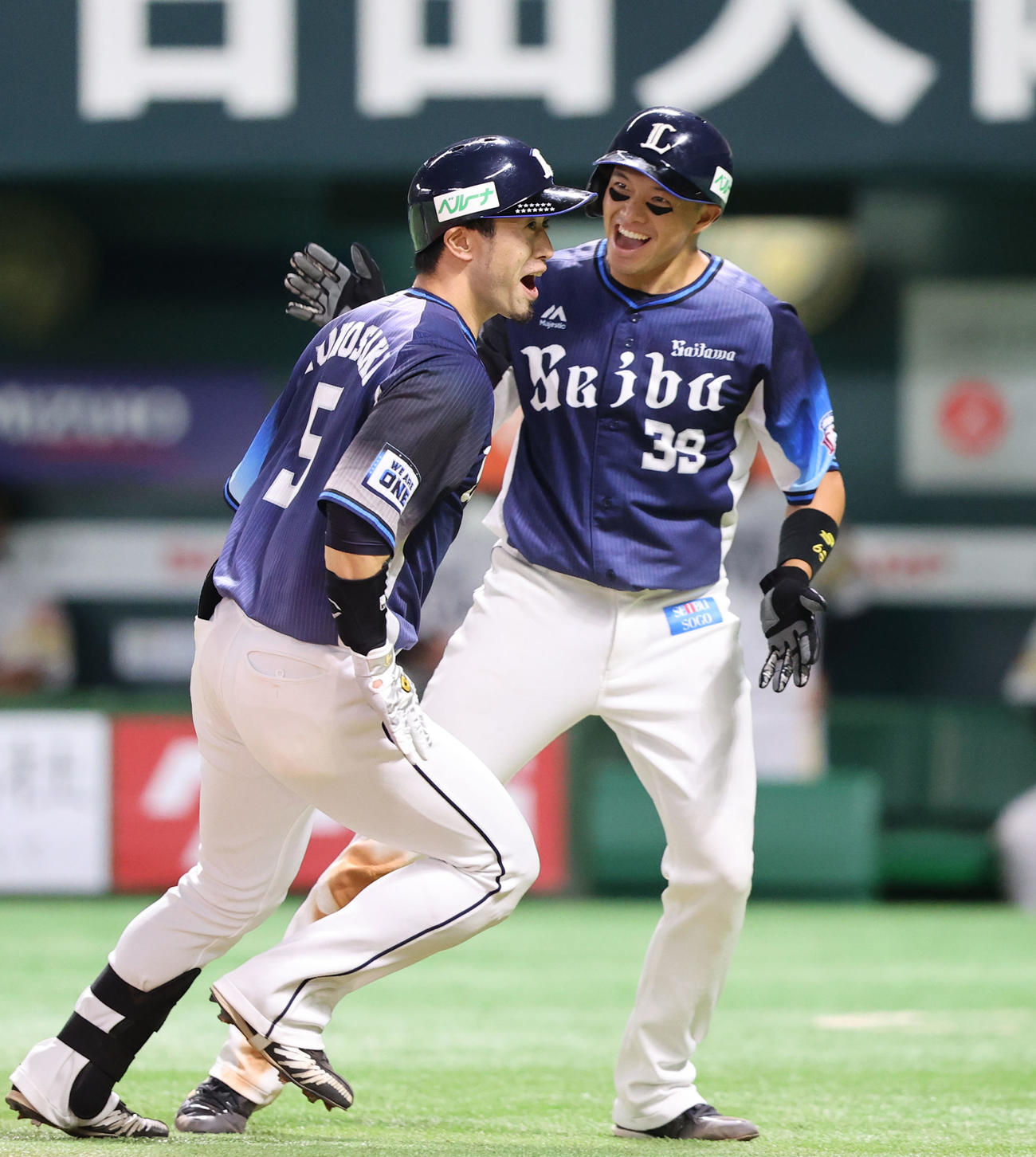 ソフトバンク対西武　7回表西武1死二塁、外崎（左）は左越えに先制となる2点本塁打を放ち笑顔で生還する（撮影・梅根麻紀）