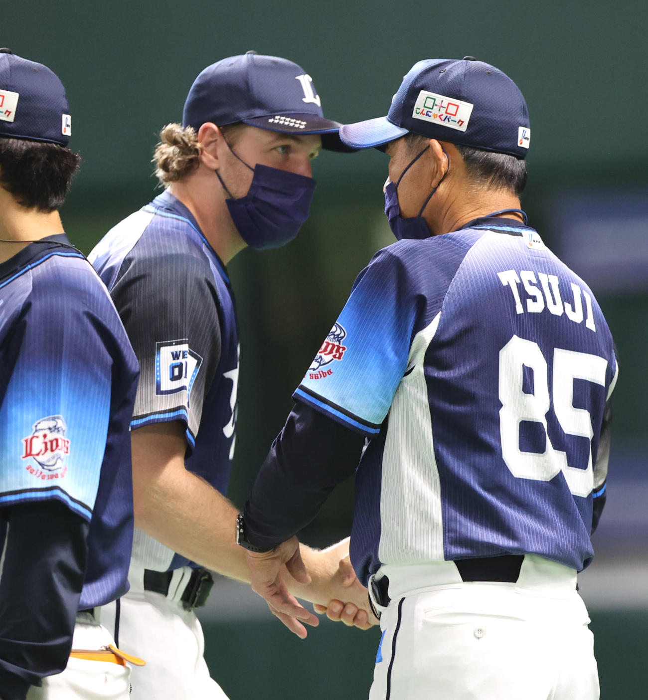 ソフトバンク対西武　勝利投手となったエンスを出迎える辻発彦監督（撮影・梅根麻紀）
