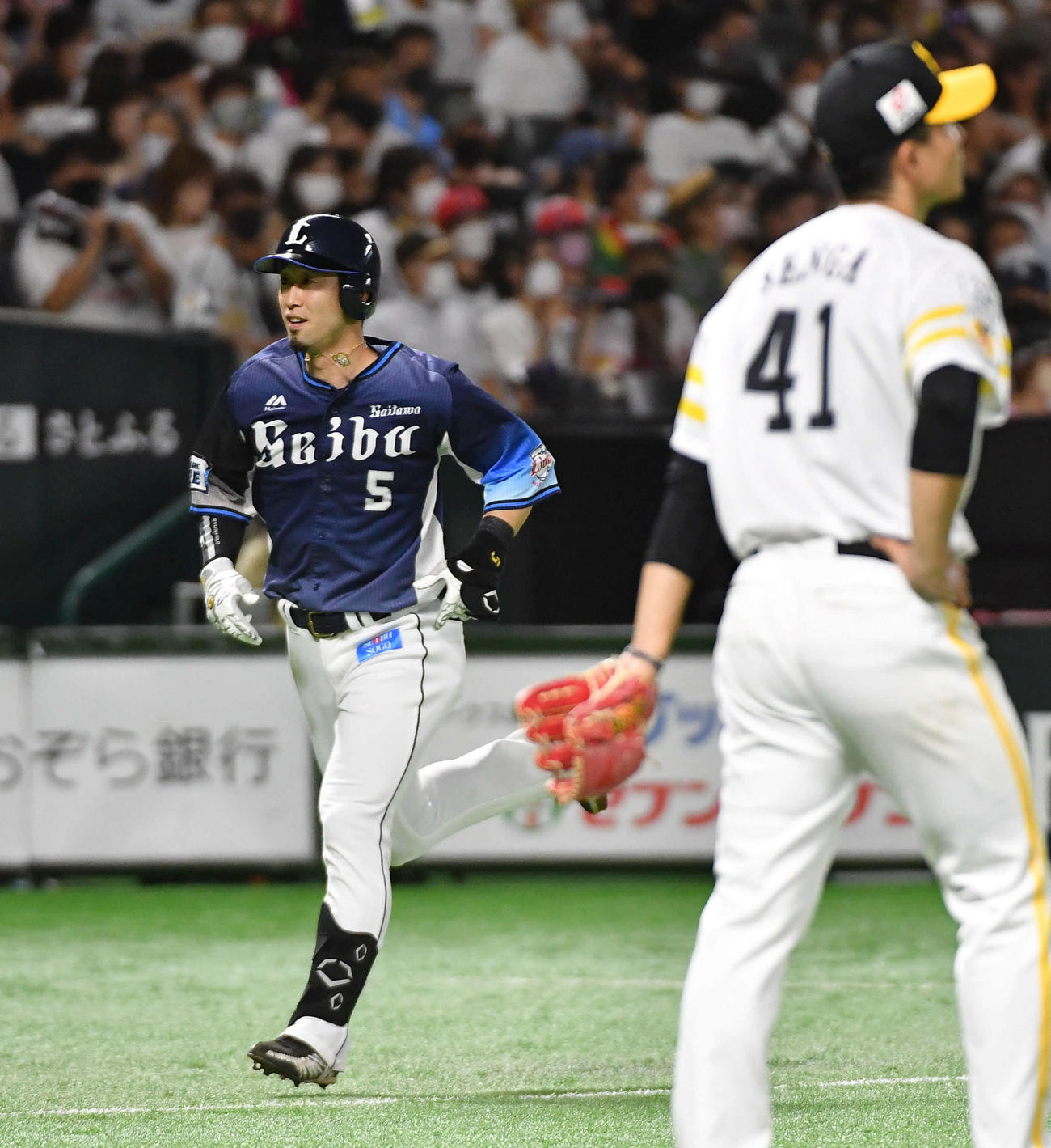 ソフトバンク対西武　7回表西武1死二塁、千賀（右）から先制の左越え2点本塁打を放ち、笑顔で生還する外崎（撮影・岩下翔太）