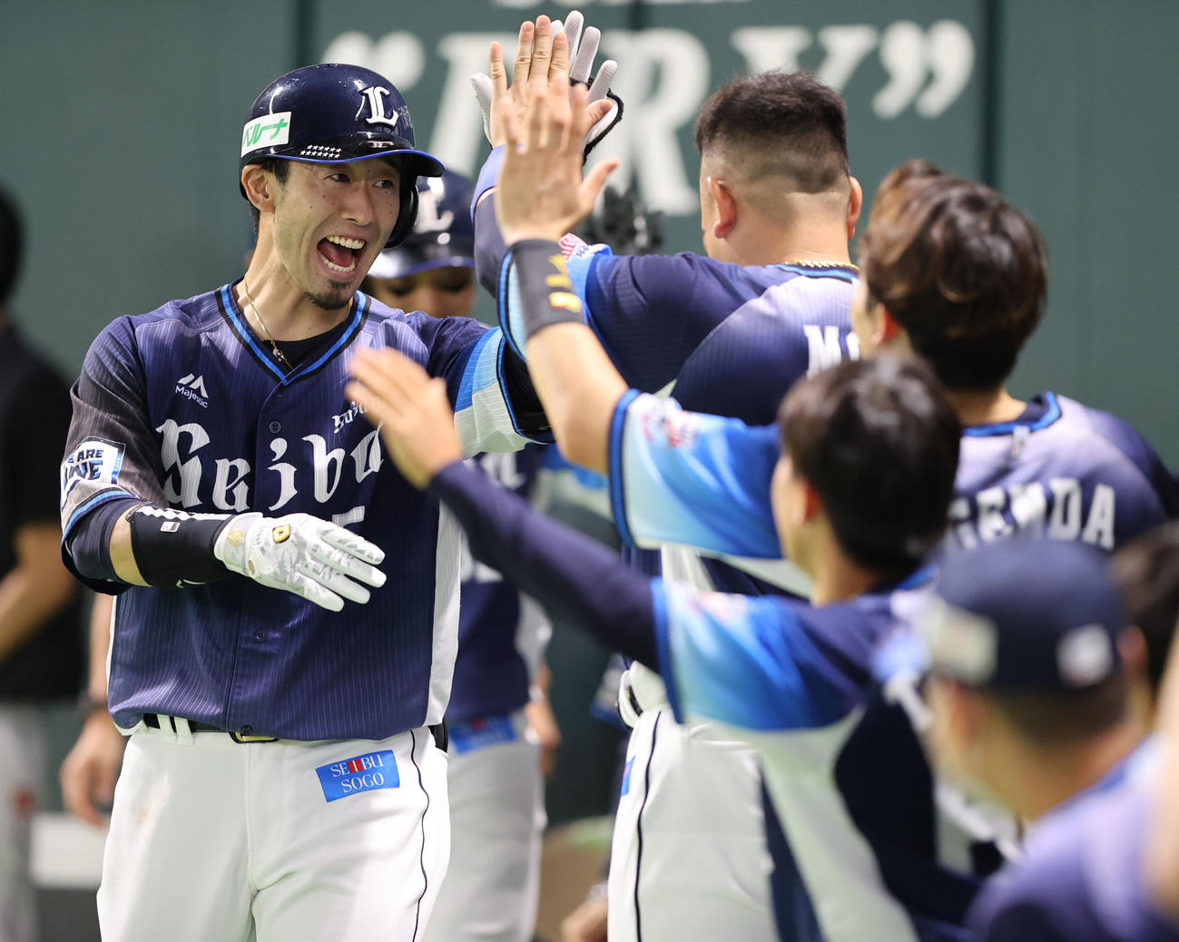 ソフトバンク対西武　7回表西武1死二塁、外崎は左越えに先制となる2点本塁打を放ち笑顔で生還する（撮影・梅根麻紀）