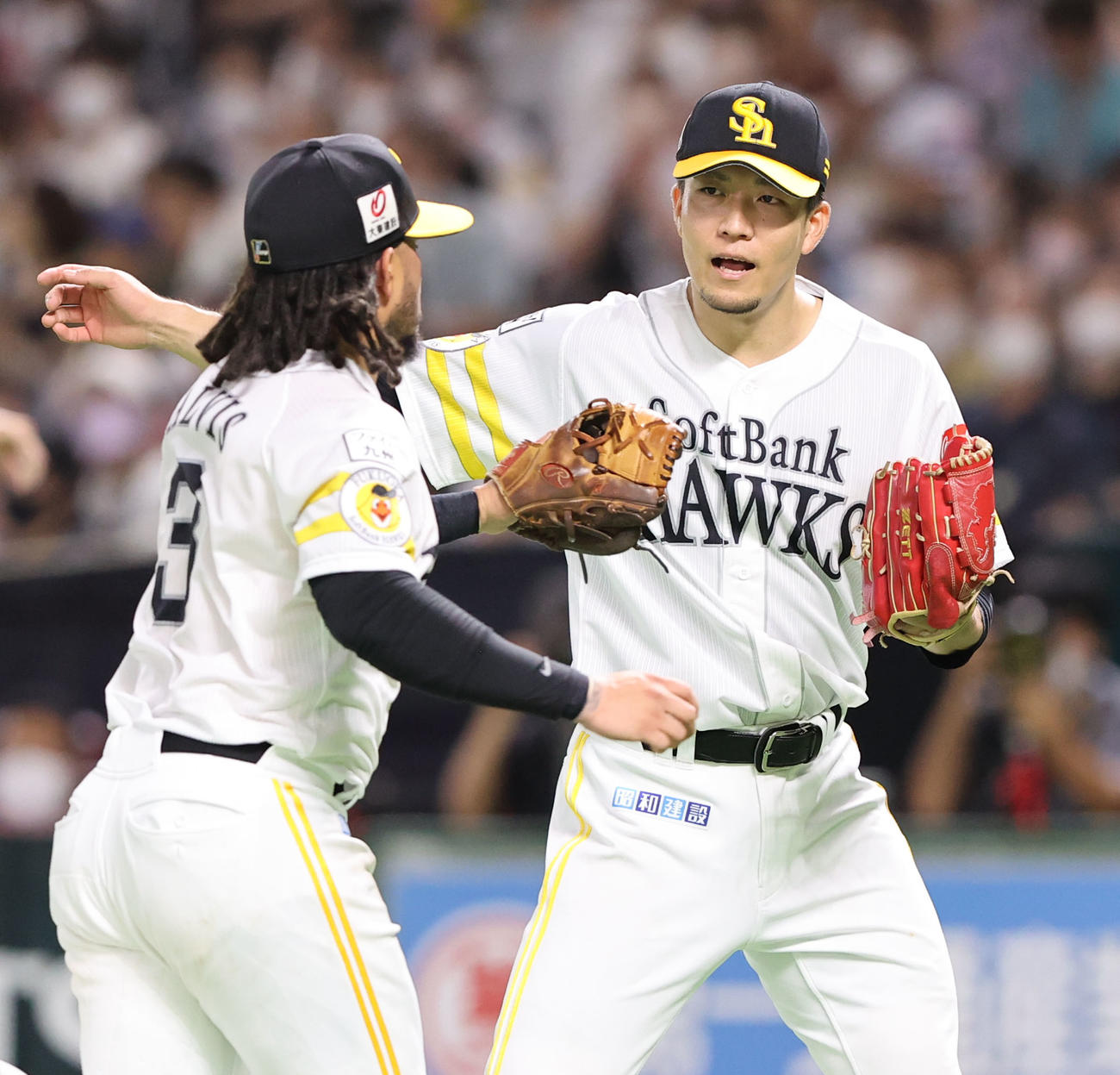 ソフトバンク対西武　3回表西武2死、若林楽人の打球を好捕し三ゴロにしたガルビスを迎える千賀滉大（撮影・梅根麻紀）