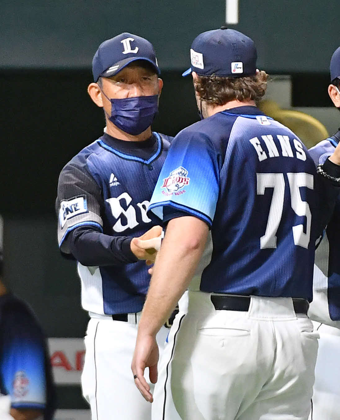 ソフトバンク対西武　ソフトバンクに勝利し、10勝目を挙げたエンス（右）と握手を交わす辻監督（撮影・岩下翔太）