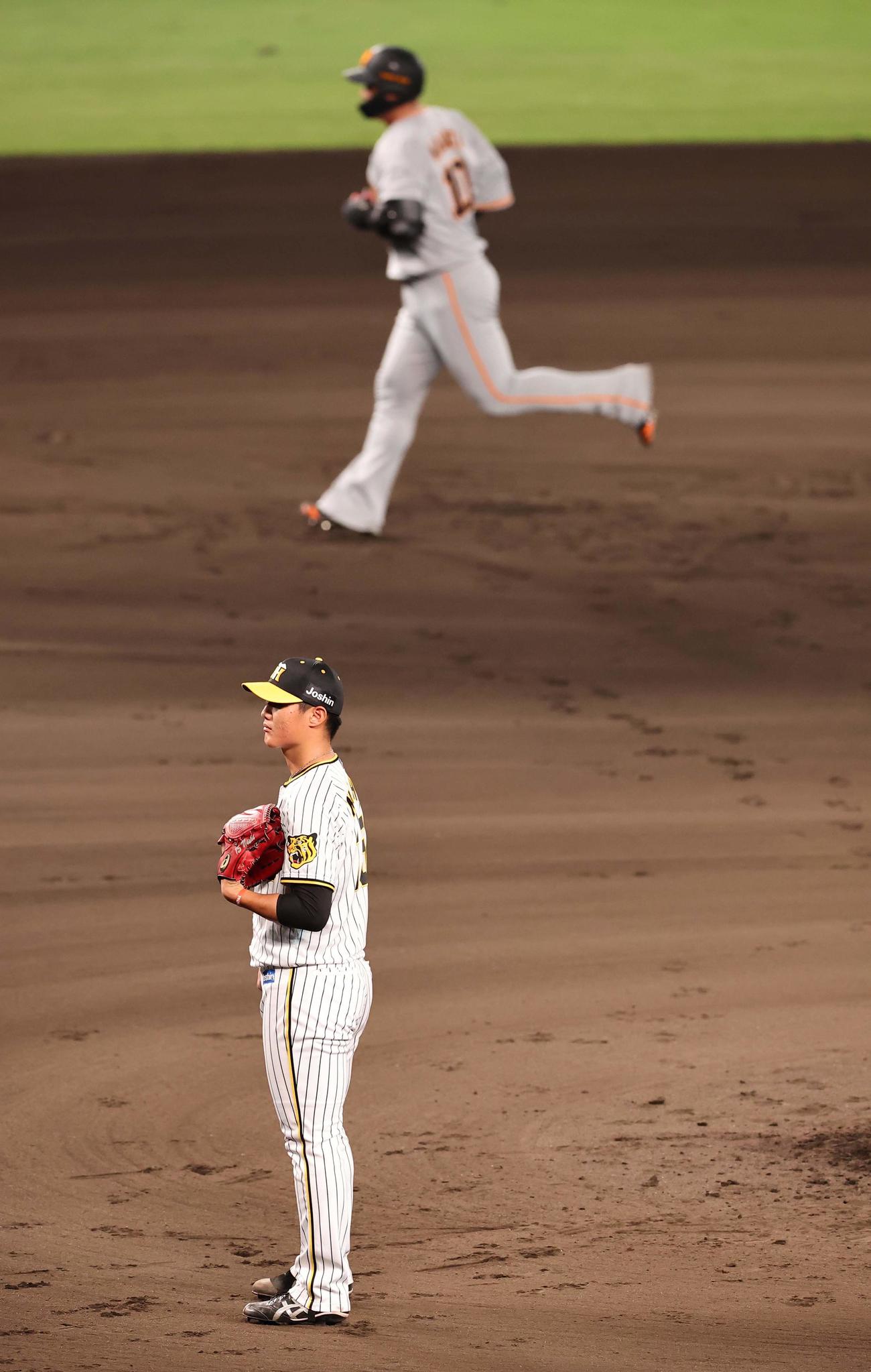阪神対巨人　7回表巨人無死一塁、西純は中田に左越本塁打を浴びる（撮影・上田博志）