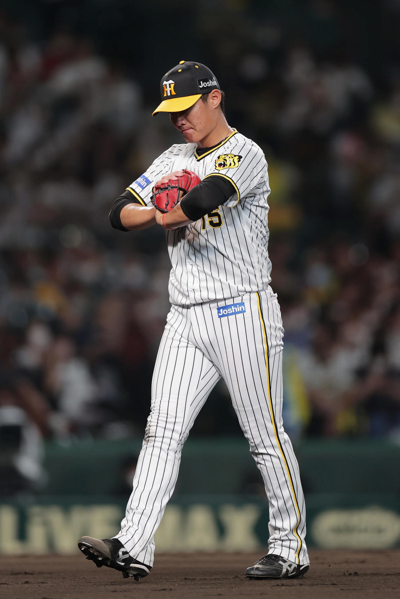 阪神対巨人　7回表を投げ終え、悔しそうにベンチへ戻る阪神西純（撮影・前田充）