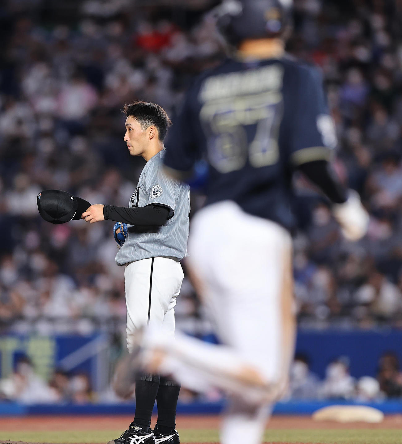 ロッテ対オリックス　5回表オリックス2死一塁、頓宮に2点本塁打を浴びぼうぜんとする小島（撮影・垰建太）