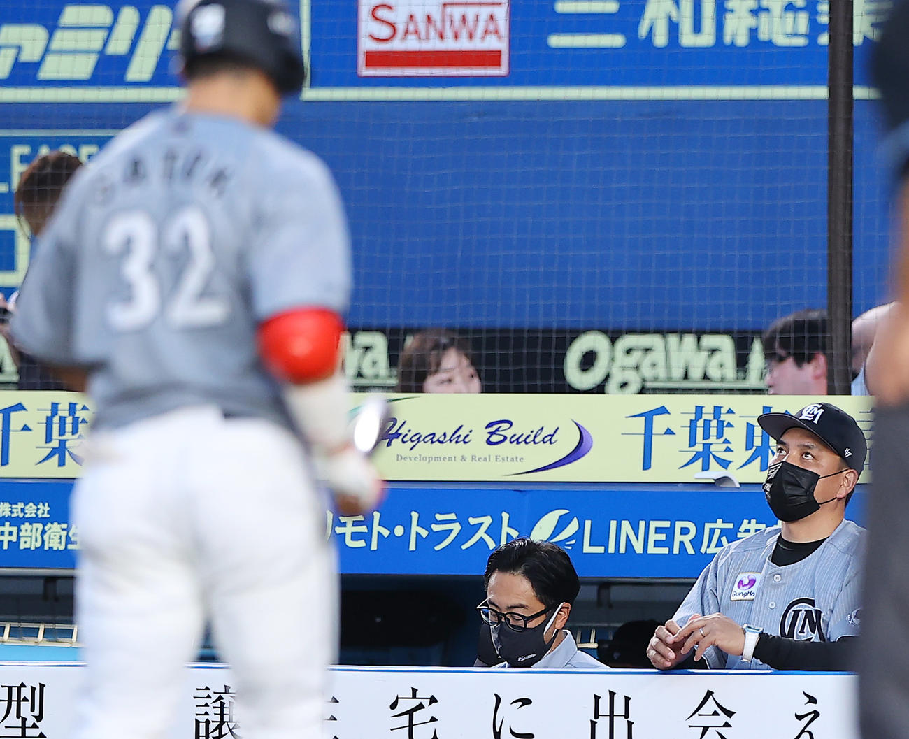 ロッテ対オリックス　2回裏ロッテ2死一、三塁、佐藤都（左）が三振に倒れ空を見上げる井口監督（撮影・垰建太）