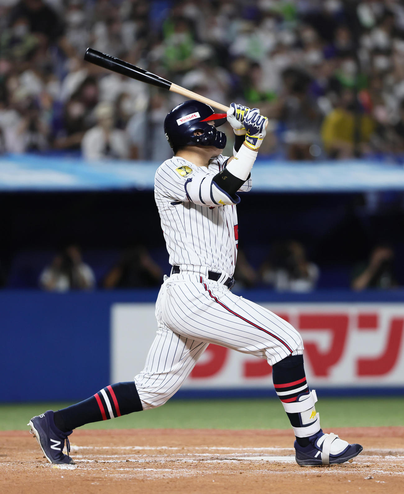 6回裏ヤクルト1死一塁、村上は51号左越え本塁打を放つ（撮影・足立雅史）