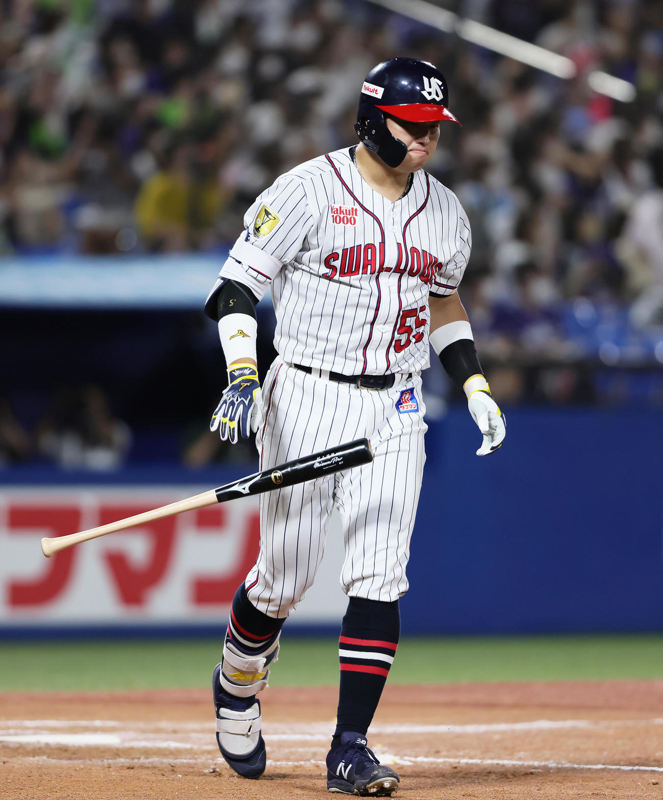 6回裏ヤクルト1死一塁、村上は51号左越え本塁打を放つ（撮影・足立雅史）