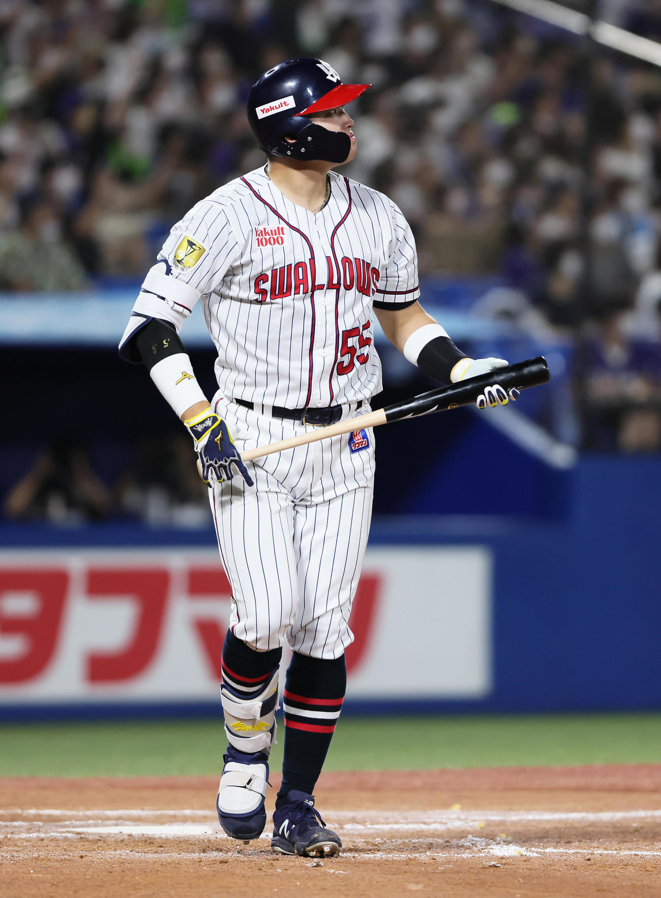 6回裏ヤクルト1死一塁、村上は51号左越え本塁打を放つ（撮影・足立雅史）
