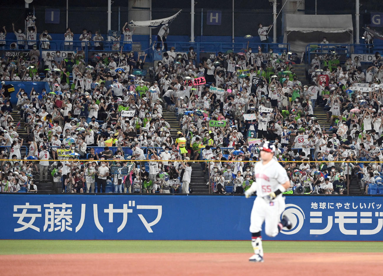 ヤクルト対中日　6回裏ヤクルト1死一塁、村上宗隆の51号2点本塁打に盛り上がるスタンド（撮影・たえ見朱実）