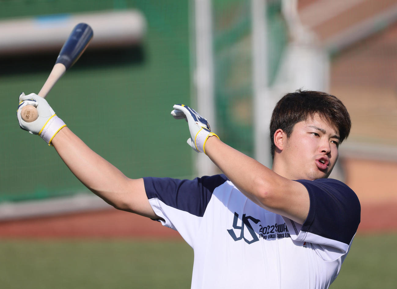 試合前、打撃練習するヤクルト村上（撮影・足立雅史）