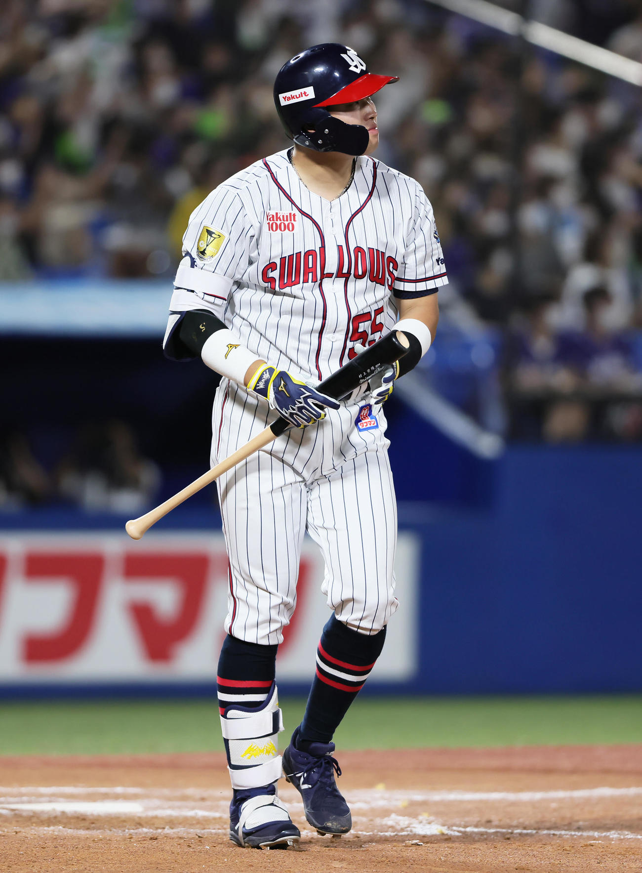 6回裏ヤクルト1死一塁、村上は51号左越え本塁打を放つ（撮影・足立雅史）