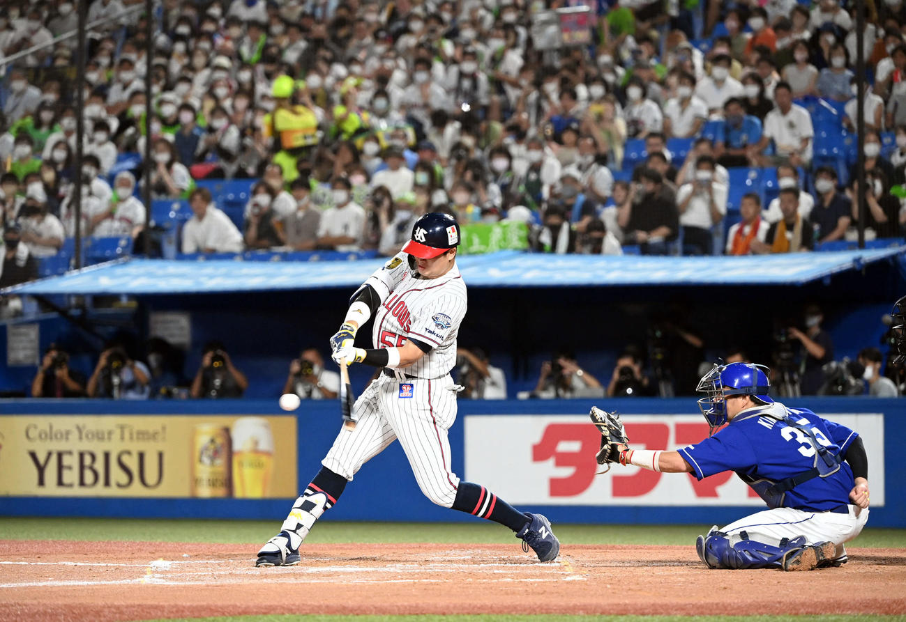 ヤクルト対中日　6回裏ヤクルト1死一塁、左越えに2点本塁打を放つ村上（撮影・たえ見朱実）