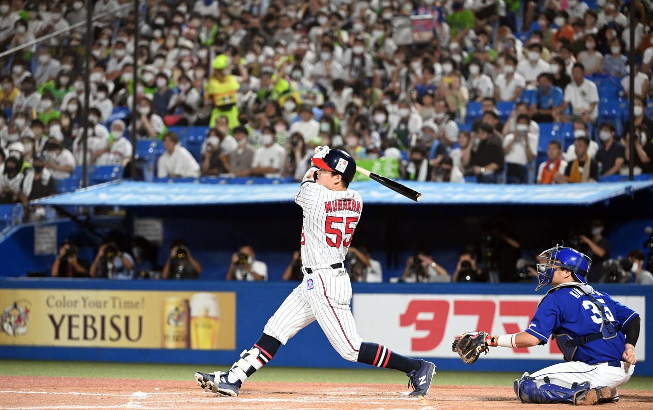 ヤクルト対中日　6回裏ヤクルト1死一塁、左越えに2点本塁打を放つ村上（撮影・たえ見朱実）