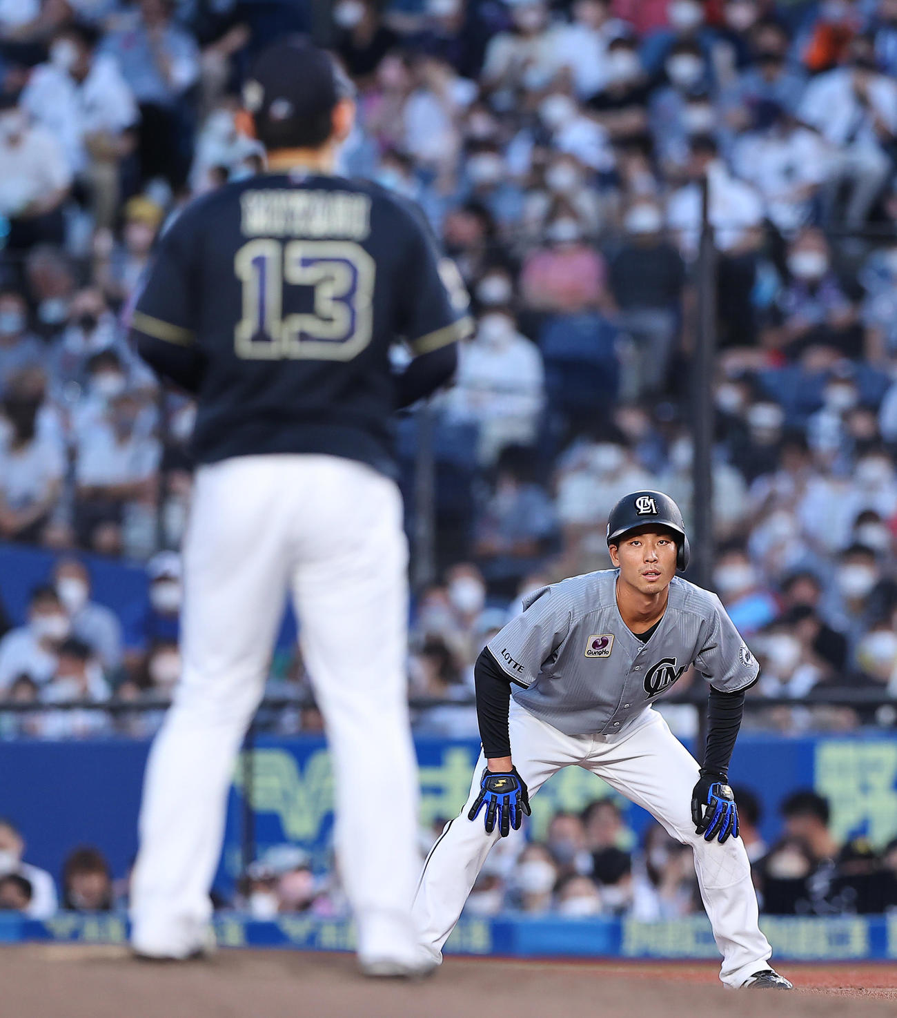 ロッテ対オリックス　2回裏ロッテ2死一、二塁、オリックス先発の宮城（手前）から適時打を放った茶谷（撮影・垰建太）