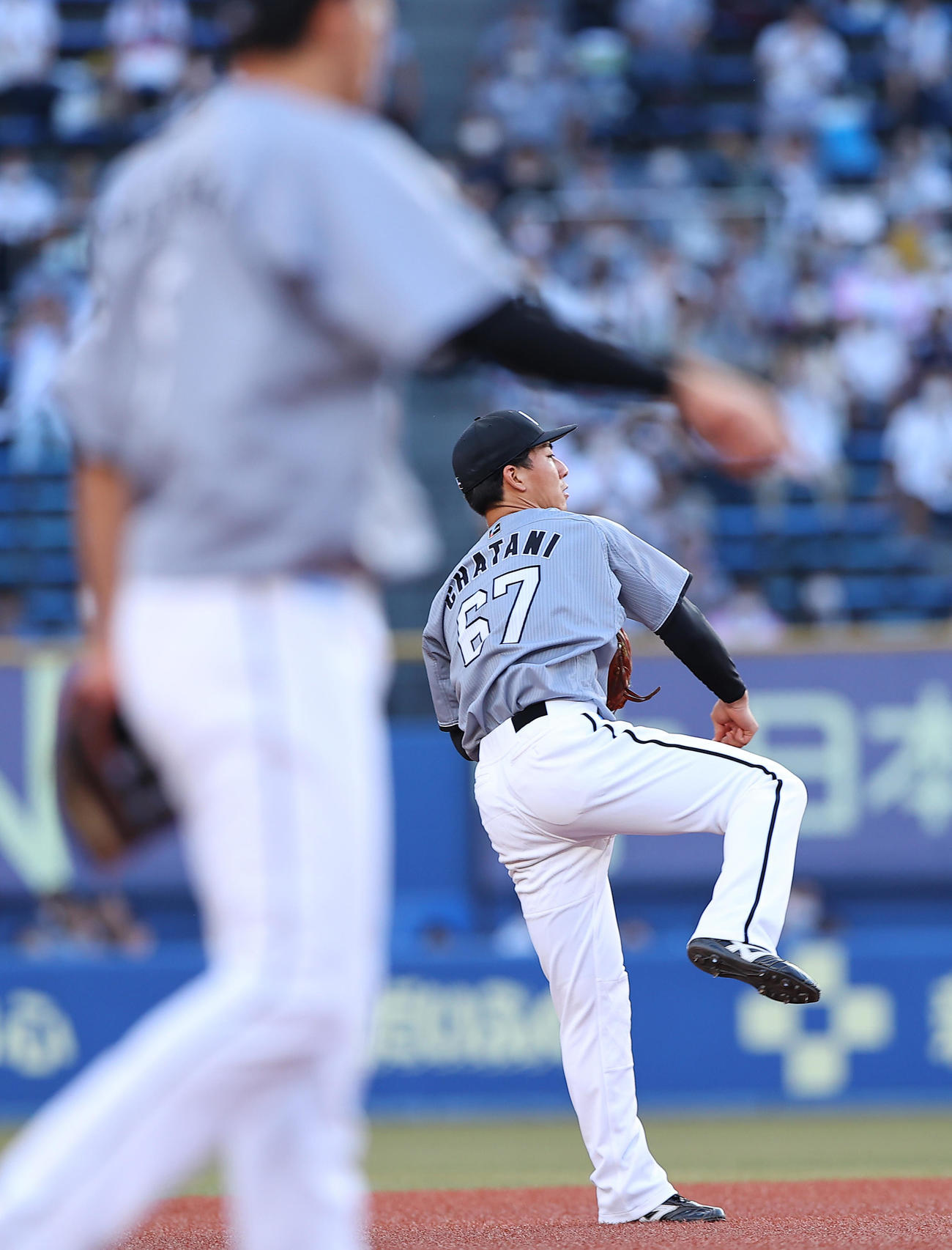 ロッテ対オリックス　1回表オリックス無死一塁、中川の遊直から素早い判断で併殺をとる茶谷（撮影・垰建太）