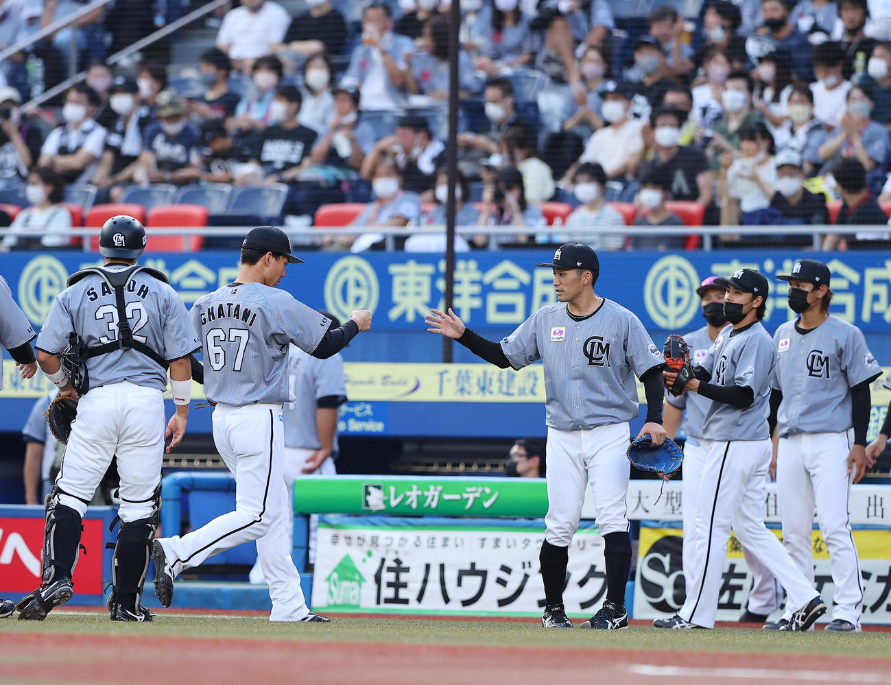 ロッテ対オリックス　1回表オリックスの攻撃を無失点に抑えたロッテ先発の小島（中央右）は好守を見せた茶谷（同左）とタッチを交わす（撮影・垰建太）