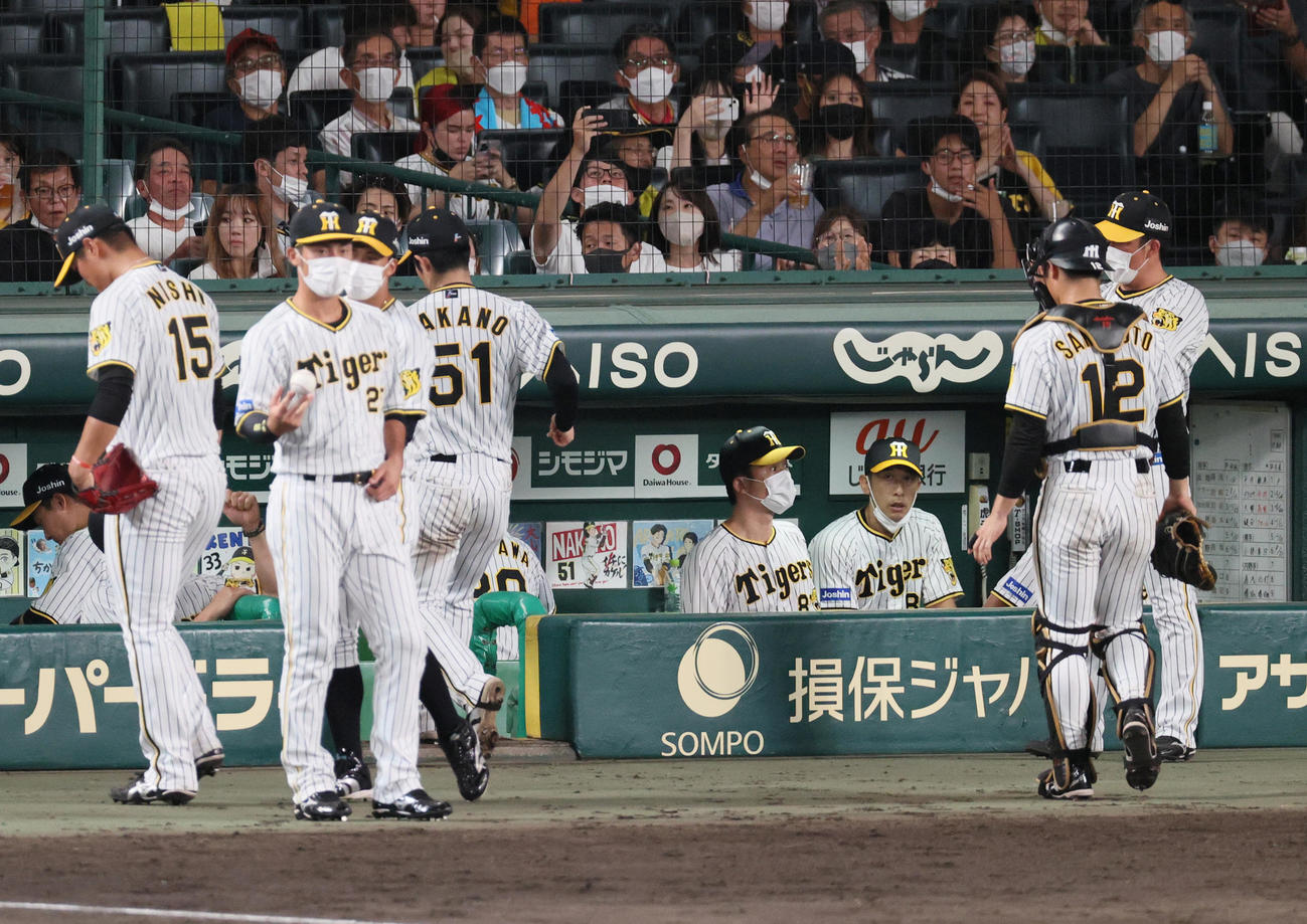 阪神対巨人　7回、阪神西純（左）が巨人中田に先制2ランを浴び、ベンチで首脳陣と話し合う阪神矢野監督（右から3人目）（撮影・上山淳一）